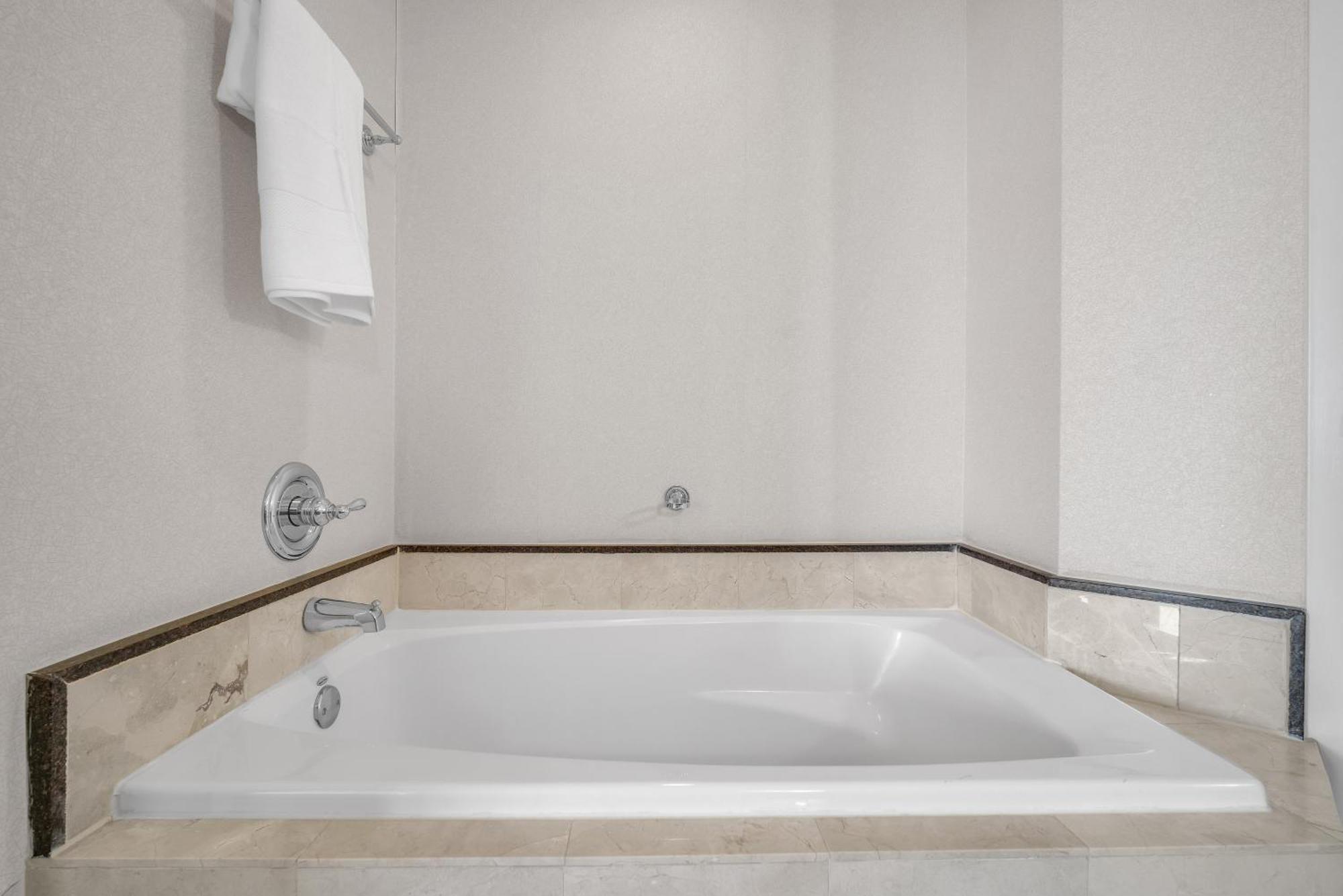 Trump Intl 2 Bedroom Apartment 1600 Sqf Ocean Front ไมอามีบีช ภายนอก รูปภาพ